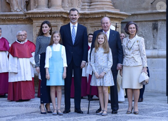 La famille royale d'Espagne - le roi Felipe VI, la reine Letizia, leurs filles la princesse Leonor des Asturies et l'infante Sofia, et le roi Juan Carlos Ier et la reine Sofia - lors de la messe de Pâques en la cathédrale Santa Maria à Palma de Majorque le 1er avril 2018.