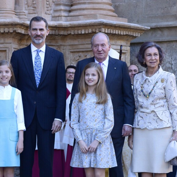 La famille royale d'Espagne - le roi Felipe VI, la reine Letizia, leurs filles la princesse Leonor des Asturies et l'infante Sofia, et le roi Juan Carlos Ier et la reine Sofia - lors de la messe de Pâques en la cathédrale Santa Maria à Palma de Majorque le 1er avril 2018.