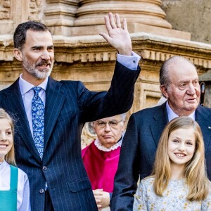 La famille royale d'Espagne - le roi Felipe VI, la reine Letizia, leurs filles la princesse Leonor des Asturies et l'infante Sofia, et le roi Juan Carlos Ier et la reine Sofia - lors de la messe de Pâques en la cathédrale Santa Maria à Palma de Majorque le 1er avril 2018.