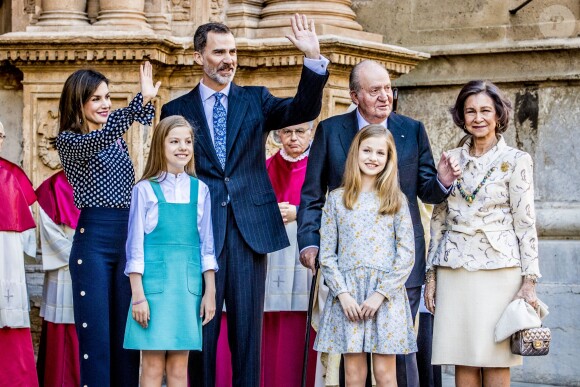 La famille royale d'Espagne - le roi Felipe VI, la reine Letizia, leurs filles la princesse Leonor des Asturies et l'infante Sofia, et le roi Juan Carlos Ier et la reine Sofia - lors de la messe de Pâques en la cathédrale Santa Maria à Palma de Majorque le 1er avril 2018.