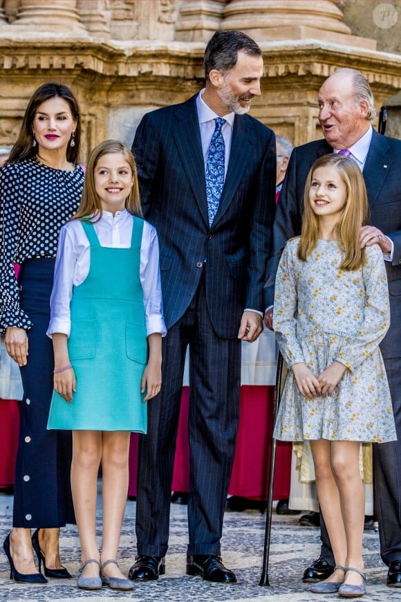 La famille royale d'Espagne - le roi Felipe VI, la reine Letizia, leurs filles la princesse Leonor des Asturies et l'infante Sofia, et le roi Juan Carlos Ier et la reine Sofia - lors de la messe de Pâques en la cathédrale Santa Maria à Palma de Majorque le 1er avril 2018.