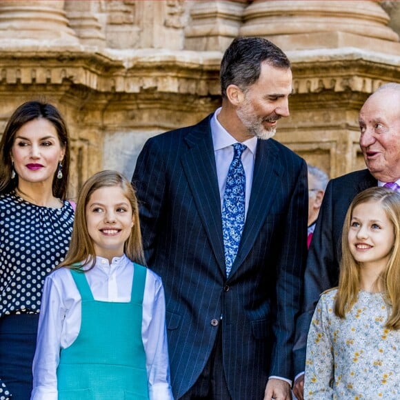 La famille royale d'Espagne - le roi Felipe VI, la reine Letizia, leurs filles la princesse Leonor des Asturies et l'infante Sofia, et le roi Juan Carlos Ier et la reine Sofia - lors de la messe de Pâques en la cathédrale Santa Maria à Palma de Majorque le 1er avril 2018.