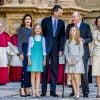 La famille royale d'Espagne - le roi Felipe VI, la reine Letizia, leurs filles la princesse Leonor des Asturies et l'infante Sofia, et le roi Juan Carlos Ier et la reine Sofia - lors de la messe de Pâques en la cathédrale Santa Maria à Palma de Majorque le 1er avril 2018.