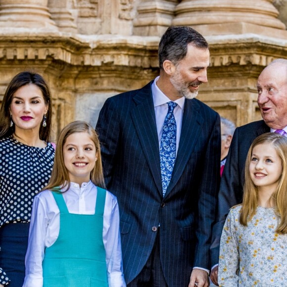 La famille royale d'Espagne - le roi Felipe VI, la reine Letizia, leurs filles la princesse Leonor des Asturies et l'infante Sofia, et le roi Juan Carlos Ier et la reine Sofia - lors de la messe de Pâques en la cathédrale Santa Maria à Palma de Majorque le 1er avril 2018.