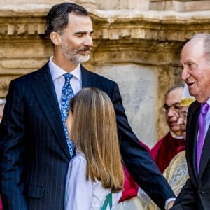 La famille royale d'Espagne - le roi Felipe VI, la reine Letizia, leurs filles la princesse Leonor des Asturies et l'infante Sofia, et le roi Juan Carlos Ier et la reine Sofia - lors de la messe de Pâques en la cathédrale Santa Maria à Palma de Majorque le 1er avril 2018.