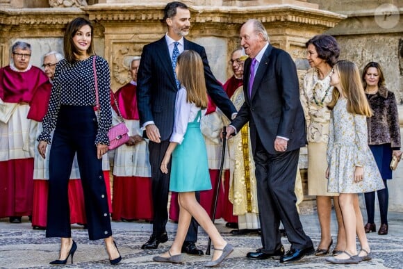 La famille royale d'Espagne - le roi Felipe VI, la reine Letizia, leurs filles la princesse Leonor des Asturies et l'infante Sofia, et le roi Juan Carlos Ier et la reine Sofia - lors de la messe de Pâques en la cathédrale Santa Maria à Palma de Majorque le 1er avril 2018.