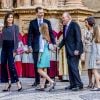 La famille royale d'Espagne - le roi Felipe VI, la reine Letizia, leurs filles la princesse Leonor des Asturies et l'infante Sofia, et le roi Juan Carlos Ier et la reine Sofia - lors de la messe de Pâques, devant la cathédrale Santa Maria à Palma de Majorque le 1er avril 2018.