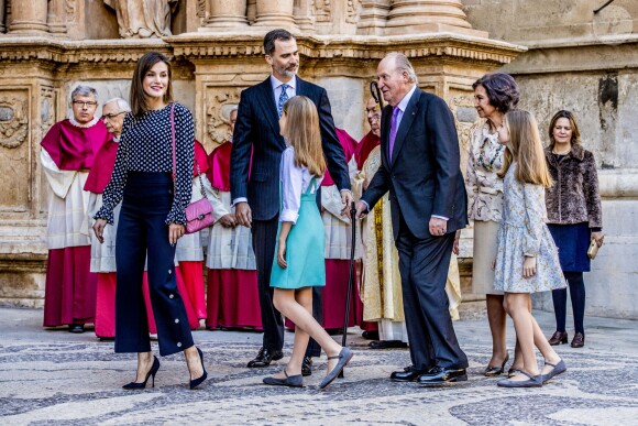 La famille royale d'Espagne - le roi Felipe VI, la reine Letizia, leurs filles la princesse Leonor des Asturies et l'infante Sofia, et le roi Juan Carlos Ier et la reine Sofia - lors de la messe de Pâques, devant la cathédrale Santa Maria à Palma de Majorque le 1er avril 2018.