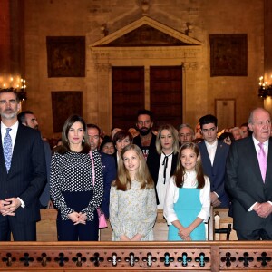 La famille royale d'Espagne - le roi Felipe VI, la reine Letizia, leurs filles la princesse Leonor des Asturies et l'infante Sofia, et le roi Juan Carlos Ier et la reine Sofia - pendant la messe de Pâques en la cathédrale Santa Maria à Palma de Majorque le 1er avril 2018.