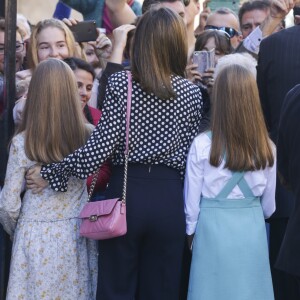 La reine Letizia d'Espagne et ses filles la princesse Leonor des Asturies et l'infante Sofia devant le public en marge de la messe de Pâques en la cathédrale Santa Maria à Palma de Majorque le 1er avril 2018.