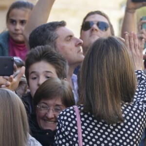 La reine Letizia d'Espagne et ses filles la princesse Leonor des Asturies et l'infante Sofia devant le public en marge de la messe de Pâques en la cathédrale Santa Maria à Palma de Majorque le 1er avril 2018.