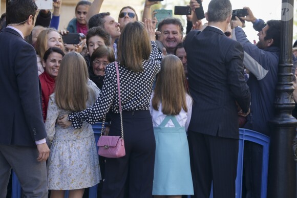 La reine Letizia d'Espagne et ses filles la princesse Leonor des Asturies et l'infante Sofia devant le public en marge de la messe de Pâques en la cathédrale Santa Maria à Palma de Majorque le 1er avril 2018.