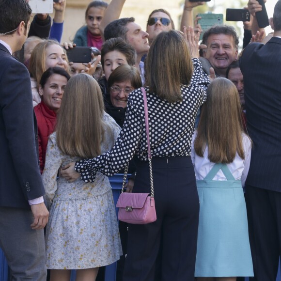 La reine Letizia d'Espagne et ses filles la princesse Leonor des Asturies et l'infante Sofia devant le public en marge de la messe de Pâques en la cathédrale Santa Maria à Palma de Majorque le 1er avril 2018.