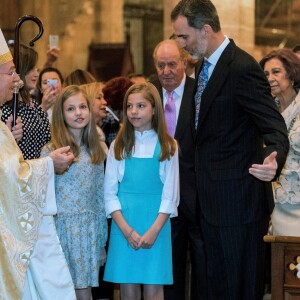 La reine Letizia et le roi Felipe VI d'Espagne avec leurs filles Leonor et Sofia, suivis par le roi Juan Carlos Ier et la reine Sofia, lors de la messe de Pâques en la cathédrale Santa Maria à Palma de Majorque le 1er avril 2018.