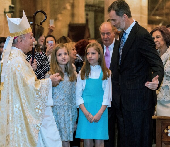 La reine Letizia et le roi Felipe VI d'Espagne avec leurs filles Leonor et Sofia, suivis par le roi Juan Carlos Ier et la reine Sofia, lors de la messe de Pâques en la cathédrale Santa Maria à Palma de Majorque le 1er avril 2018.