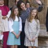 La reine Letizia d'Espagne et ses filles la princesse Leonor des Asturies et l'infante Sofia devant le public en marge de la messe de Pâques en la cathédrale Santa Maria à Palma de Majorque le 1er avril 2018.