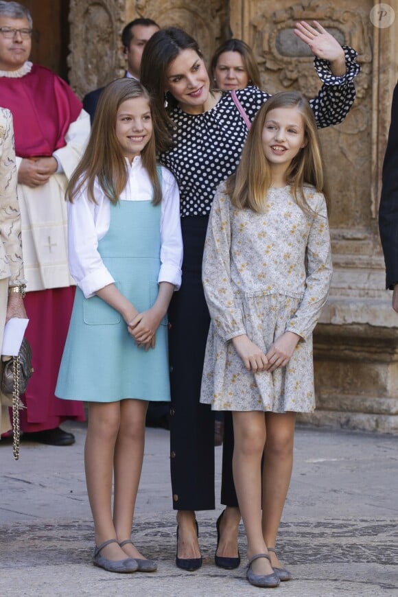La reine Letizia d'Espagne et ses filles la princesse Leonor des Asturies et l'infante Sofia devant le public en marge de la messe de Pâques en la cathédrale Santa Maria à Palma de Majorque le 1er avril 2018.
