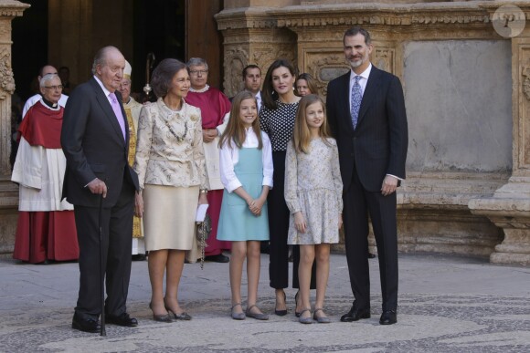 La famille royale d'Espagne - le roi Felipe VI, la reine Letizia, leurs filles la princesse Leonor des Asturies et l'infante Sofia, et le roi Juan Carlos Ier et la reine Sofia - lors de la messe de Pâques en la cathédrale Santa Maria à Palma de Majorque le 1er avril 2018.