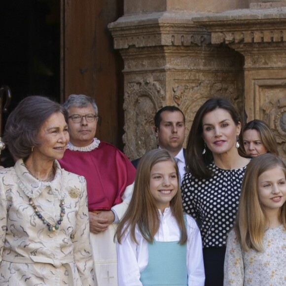 La famille royale d'Espagne - le roi Felipe VI, la reine Letizia, leurs filles la princesse Leonor des Asturies et l'infante Sofia, et le roi Juan Carlos Ier et la reine Sofia - lors de la messe de Pâques en la cathédrale Santa Maria à Palma de Majorque le 1er avril 2018.