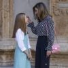 Letizia d'Espagne complice avec sa fille l'infante Sofia lors de la messe de Pâques en la cathédrale Santa Maria à Palma de Majorque le 1er avril 2018.
