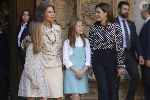 La reine Sofia d'Espagne et la reine Letizia d'Espagne avec la princesse Leonor des Asturies et l'infante Sofia d'Espagne quelques instants après leur étonnante bagarre au terme de la messe de Pâques en la cathédrale Santa Maria à Palma de Majorque le 1er avril 2018.