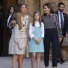 La reine Sofia et la reine Letizia d'Espagne avec la princesse Leonor des Asturies et l'infante Sofia d'Espagne à la sortie de la messe de Pâques en la cathédrale Santa Maria à Palma de Majorque le 1er avril 2018.