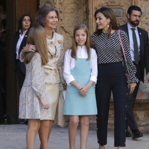La reine Sofia et la reine Letizia d'Espagne avec la princesse Leonor des Asturies et l'infante Sofia d'Espagne à la sortie de la messe de Pâques en la cathédrale Santa Maria à Palma de Majorque le 1er avril 2018.