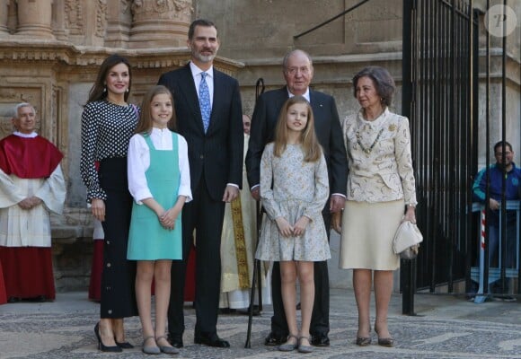 La famille royale d'Espagne - le roi Felipe VI, la reine Letizia, leurs filles la princesse Leonor des Asturies et l'infante Sofia, et le roi Juan Carlos Ier et la reine Sofia - lors de la messe de Pâques en la cathédrale Santa Maria à Palma de Majorque le 1er avril 2018.