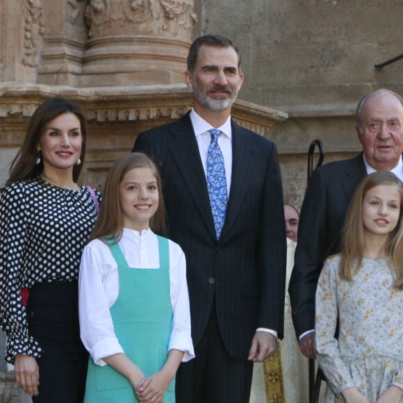 La famille royale d'Espagne - le roi Felipe VI, la reine Letizia, leurs filles la princesse Leonor des Asturies et l'infante Sofia, et le roi Juan Carlos Ier et la reine Sofia - lors de la messe de Pâques en la cathédrale Santa Maria à Palma de Majorque le 1er avril 2018.