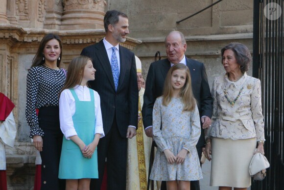 La famille royale d'Espagne - le roi Felipe VI, la reine Letizia, leurs filles la princesse Leonor des Asturies et l'infante Sofia, et le roi Juan Carlos Ier et la reine Sofia - lors de la messe de Pâques en la cathédrale Santa Maria à Palma de Majorque le 1er avril 2018.
