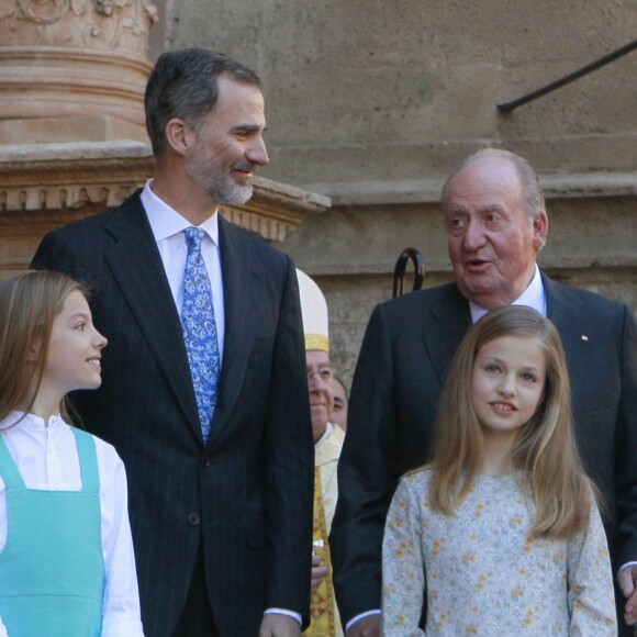 La famille royale d'Espagne - le roi Felipe VI, la reine Letizia, leurs filles la princesse Leonor des Asturies et l'infante Sofia, et le roi Juan Carlos Ier et la reine Sofia - lors de la messe de Pâques en la cathédrale Santa Maria à Palma de Majorque le 1er avril 2018.