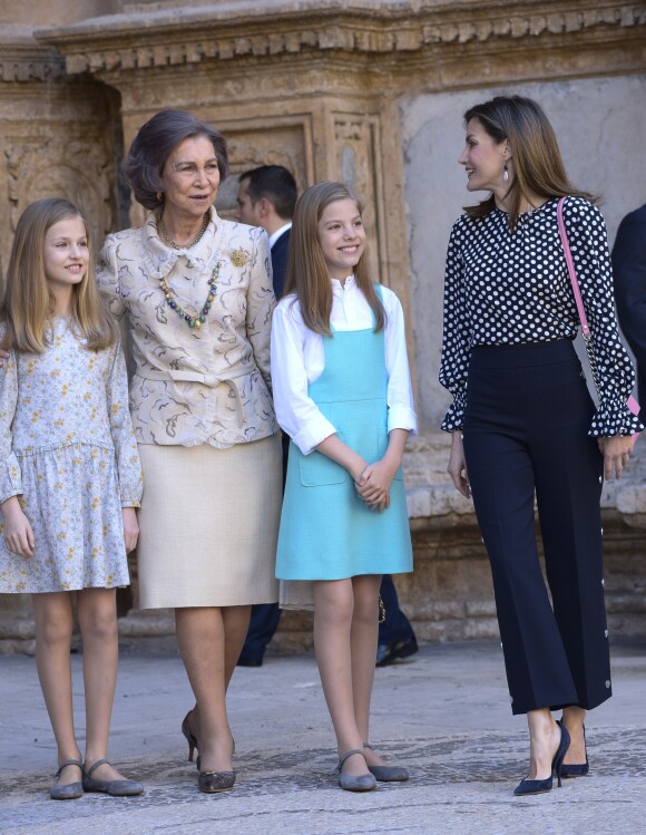 La reine Sofia d'Espagne posant entre ses petites-filles la princesse Leonor des Asturies et l'infante Sofia d'Espagne lors de la messe de Pâques en la cathédrale Santa Maria à Palma de Majorque le 1er avril 2018.