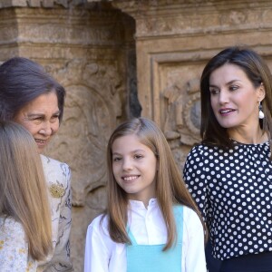 La reine Sofia d'Espagne et la reine Letizia d'Espagne avec la princesse Leonor des Asturies et l'infante Sofia d'Espagne quelques instants après leur étonnante bagarre au terme de la messe de Pâques en la cathédrale Santa Maria à Palma de Majorque le 1er avril 2018.