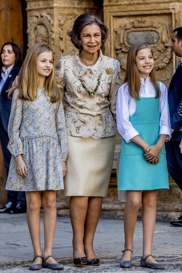 La reine Sofia d'Espagne posant entre ses petites-filles la princesse Leonor des Asturies et l'infante Sofia d'Espagne lors de la messe de Pâques en la cathédrale Santa Maria à Palma de Majorque le 1er avril 2018.