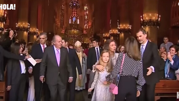 Le site de la revue Hola! a mis en ligne une vidéo de l'incident opposant la reine Letizia et la reine Sofia d'Espagne lors de la messe de Pâques le 1er avril 2018 à Palma de Majorque.