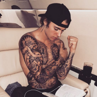 Justin Bieber : Amoureux de ses tatouages après 100 heures de travail
