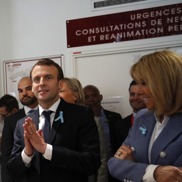 Le président de la République Emmanuel Macron et sa femme la Première Dame Brigitte Macron (Trogneux) - Le couple présidentiel effectuent un déplacement dans un service hospitalier spécialisé dans la détection précoce des enfants autistes à Rouen, France, le 5 avril 2018. © Christophe Ena/Pool/Bestimage