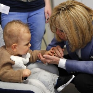 La Première Dame Brigitte Macron (Trogneux) - Le couple présidentiel effectuent un déplacement dans un service hospitalier spécialisé dans la détection précoce des enfants autistes à Rouen, France, le 5 avril 2018. © Christophe Ena/Pool/Bestimage