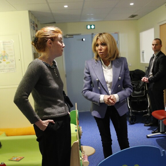 La Première Dame Brigitte Macron (Trogneux) - Le couple présidentiel effectuent un déplacement dans un service hospitalier spécialisé dans la détection précoce des enfants autistes à Rouen, France, le 5 avril 2018. © Christophe Ena/Pool/Bestimage