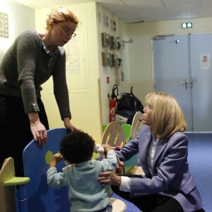 La Première Dame Brigitte Macron (Trogneux) - Le couple présidentiel effectuent un déplacement dans un service hospitalier spécialisé dans la détection précoce des enfants autistes à Rouen, France, le 5 avril 2018. © Christophe Ena/Pool/Bestimage