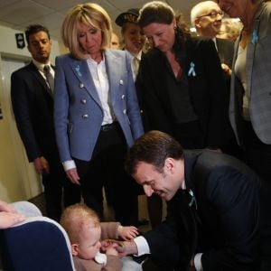 Le président de la République Emmanuel Macron, sa femme la Première Dame Brigitte Macron (Trogneux) et Agnès Buzyn, ministre des Solidarités et de la Santé, - Le couple présidentiel effectuent un déplacement dans un service hospitalier spécialisé dans la détection précoce des enfants autistes à Rouen, France, le 5 avril 2018. © Christophe Ena/Pool/Bestimage