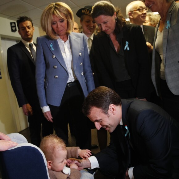 Le président de la République Emmanuel Macron, sa femme la Première Dame Brigitte Macron (Trogneux) et Agnès Buzyn, ministre des Solidarités et de la Santé, - Le couple présidentiel effectuent un déplacement dans un service hospitalier spécialisé dans la détection précoce des enfants autistes à Rouen, France, le 5 avril 2018. © Christophe Ena/Pool/Bestimage