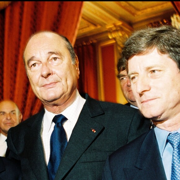 Thierry Roland et Jean-Michel Larqué promus Chevaliers de la légion d'honneur par le président Jacques Chirac à l'Elysée le 16 mai 2000.