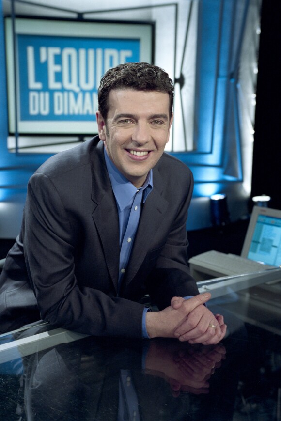 Thierry Gilardi sur le plateau de l'émission "L'équipe du Dimanche" le 1er avril 2001.