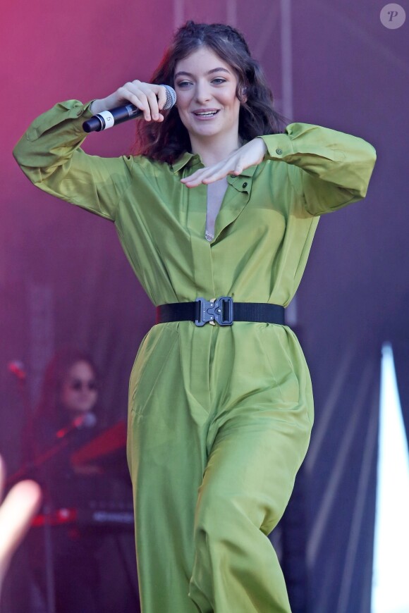 Lorde en concert à Vancouver le 3 septembre 2017.  Singer Lorde glows in green while peroforming live at the iHeartRadio Beach Ball Summer Concert event at the PNE in Vancouver, Canada on september 3, 2017.03/09/2017 - Vancouver