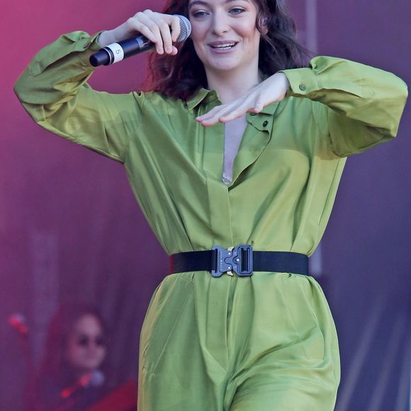 Lorde en concert à Vancouver le 3 septembre 2017.  Singer Lorde glows in green while peroforming live at the iHeartRadio Beach Ball Summer Concert event at the PNE in Vancouver, Canada on september 3, 2017.03/09/2017 - Vancouver