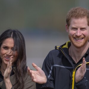 Le prince Harry et Meghan Markle ont rendu visite aux athlètes britanniques préparant les 4e Invictus Games (du 20 au 27 octobre 2018 à Sydney en Australie) sur le campus de l'Université de Bath le 6 avril 2018.