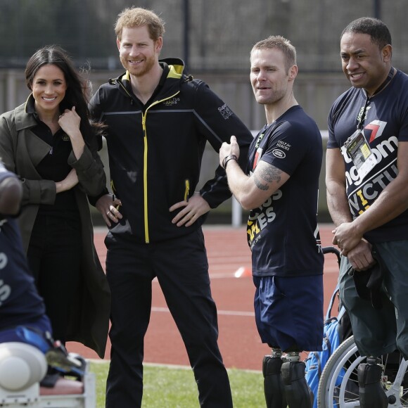 Le prince Harry et Meghan Markle ont rendu visite aux athlètes britanniques préparant les 4e Invictus Games (du 20 au 27 octobre 2018 à Sydney en Australie) sur le campus de l'Université de Bath le 6 avril 2018.