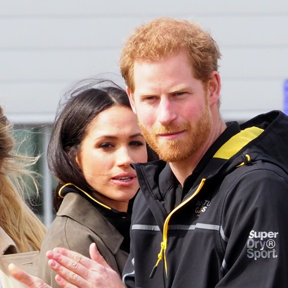 Le prince Harry et Meghan Markle ont rendu visite aux athlètes britanniques préparant les 4e Invictus Games (du 20 au 27 octobre 2018 à Sydney en Australie) sur le campus de l'Université de Bath le 6 avril 2018.