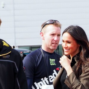 Le prince Harry et Meghan Markle ont rendu visite aux athlètes britanniques préparant les 4e Invictus Games (du 20 au 27 octobre 2018 à Sydney en Australie) sur le campus de l'Université de Bath le 6 avril 2018.